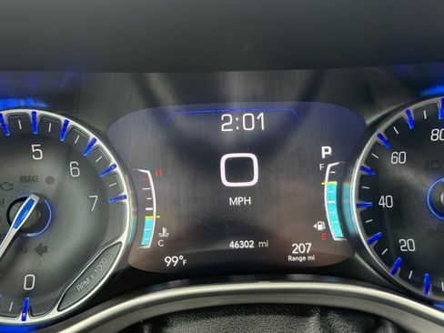 Used 2025 Chrysler Pacifica Select FWD image 18