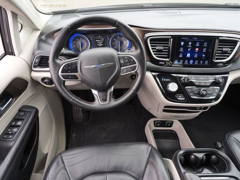 Used 2017 Chrysler Pacifica Touring-L FWD image 19