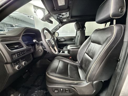 Used 2022 GMC Yukon XL SLT w/ SLT Premium Package image 13