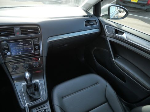 Used 2018 Volkswagen Golf Alltrack S image 11