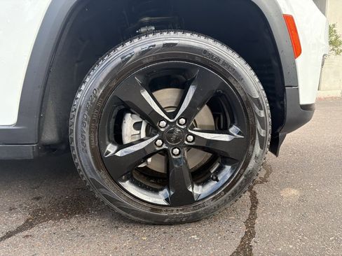 Certified 2023 Jeep Grand Cherokee L Limited w/ Black Appearance Package image 5