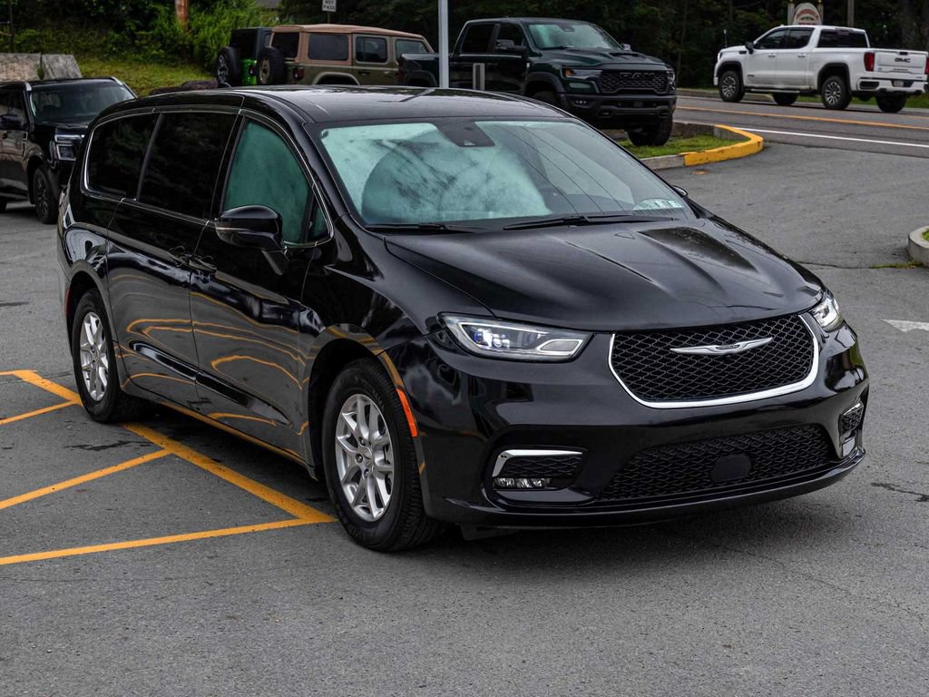 Used 2025 Chrysler Pacifica Select FWD image 3