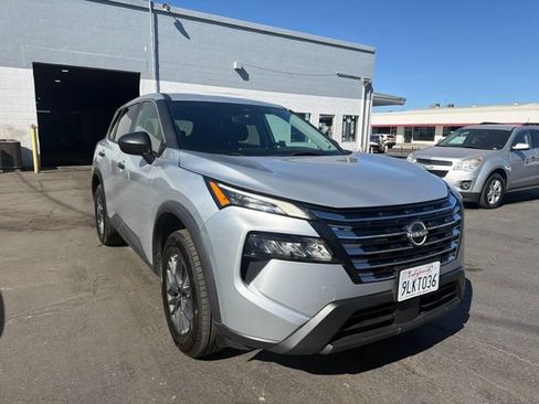 Used 2024 Nissan Rogue S FWD image 3