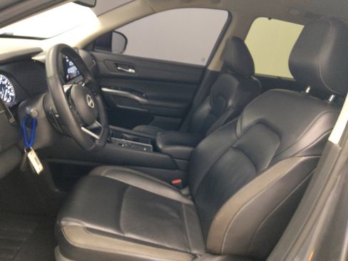 Used 2022 Nissan Pathfinder SL w/ SL Black Package FWD image 17