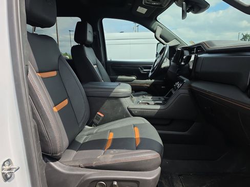 Used 2024 GMC Sierra 2500 AT4 w/ AT4 Preferred Package AWD/4WD image 9