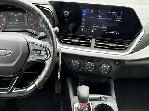 Used 2024 Chevrolet Trax RS w/ Driver Confidence Package FWD image 28