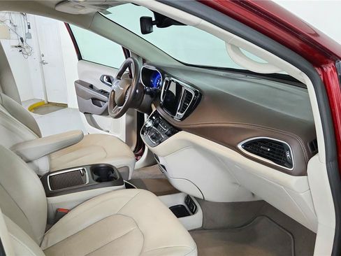 Used 2021 Chrysler Pacifica Touring-L w/ Uconnect Theater Family Group FWD image 20