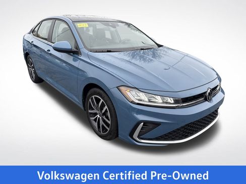 Certified 2025 Volkswagen Jetta SE w/ Sunroof Package image 8