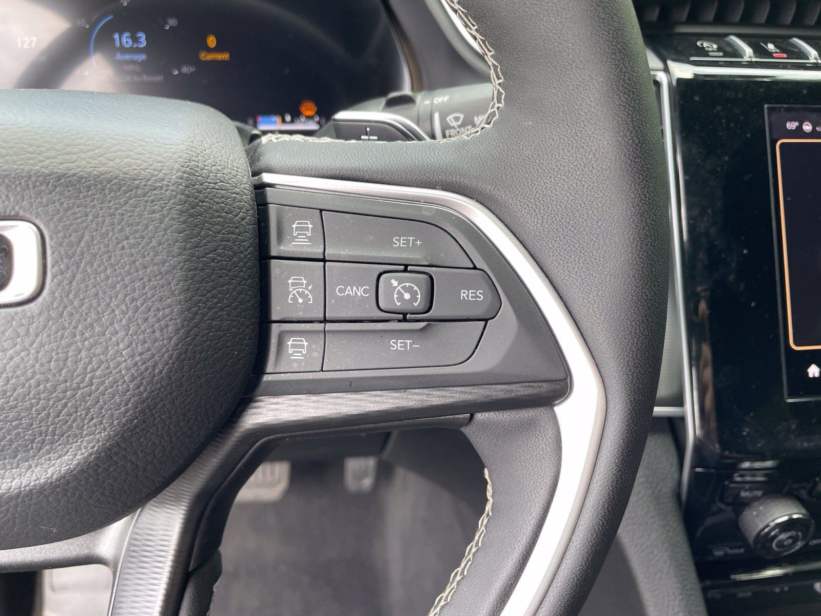 Used 2025 Jeep Grand Cherokee Altitude RWD image 14
