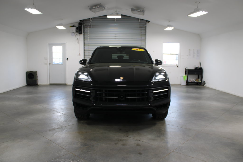 Used 2024 Porsche Cayenne AWD/4WD image 3
