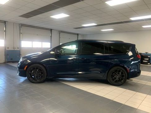 Used 2023 Chrysler Pacifica Touring-L w/ S Appearance Package FWD image 2