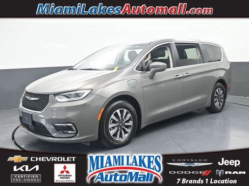 Used 2022 Chrysler Pacifica Touring-L FWD image 1
