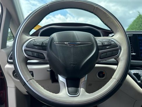 Used 2017 Chrysler Pacifica Limited w/ Tire & Wheel Group FWD image 7