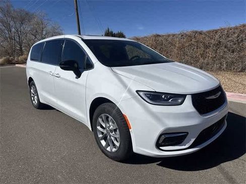 New 2025 Chrysler Pacifica Select w/ Uconnect Theater Family Group image 29