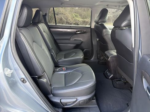 Used 2022 Toyota Highlander Limited image 19