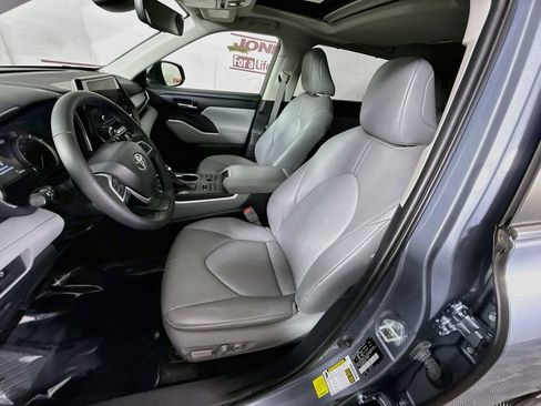 Used 2023 Toyota Highlander XLE AWD/4WD image 25