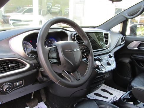 Used 2023 Chrysler Pacifica Touring-L w/ S Appearance Package AWD/4WD image 12