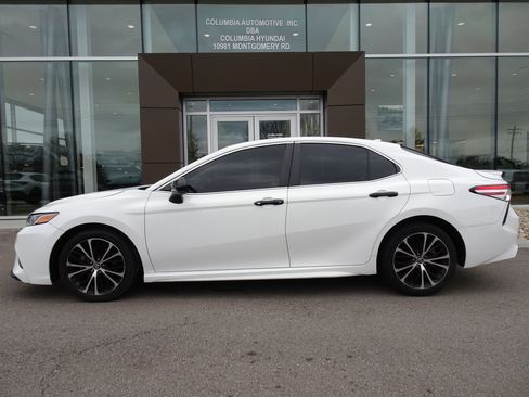 Used 2020 Toyota Camry SE image 2
