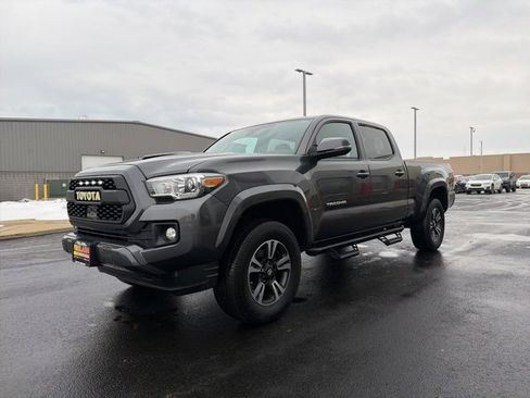 Used 2018 Toyota Tacoma TRD Sport image 3