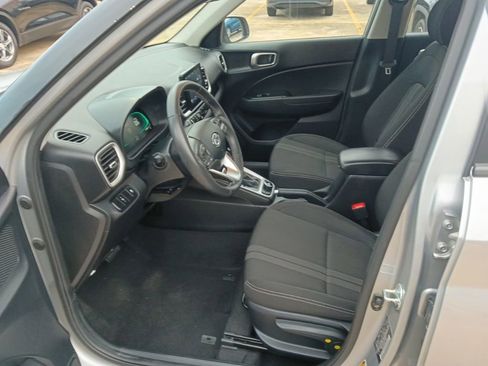 Used 2025 Hyundai Venue SEL FWD image 4