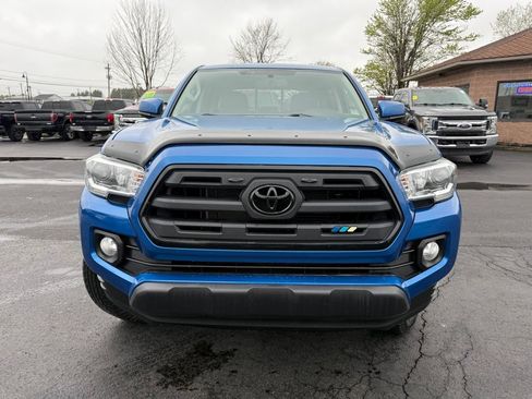 Used 2017 Toyota Tacoma SR5 AWD/4WD image 2