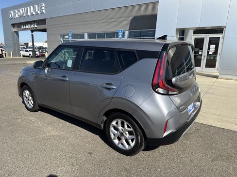 Used 2024 Kia Soul LX w/ Option Group 015 FWD image 3