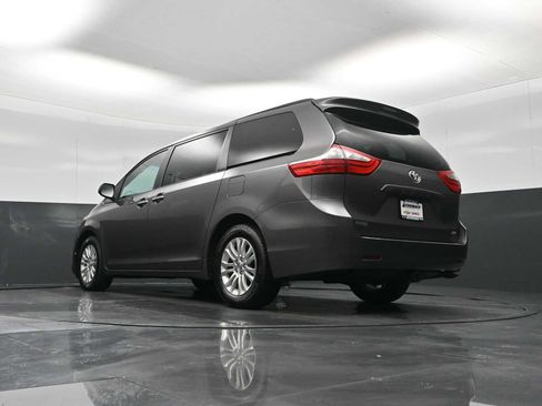 Used 2015 Toyota Sienna XLE image 27