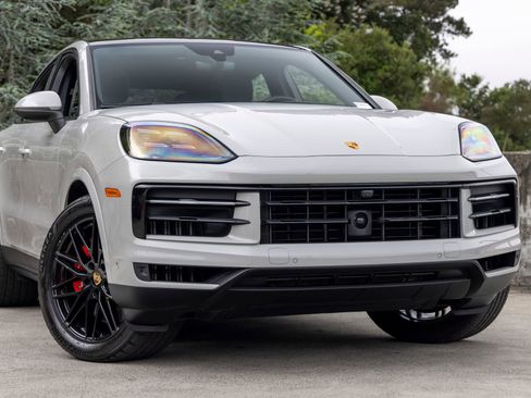 Certified 2024 Porsche Cayenne S AWD/4WD image 9