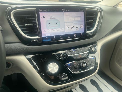 Used 2023 Chrysler Pacifica Touring-L FWD image 17