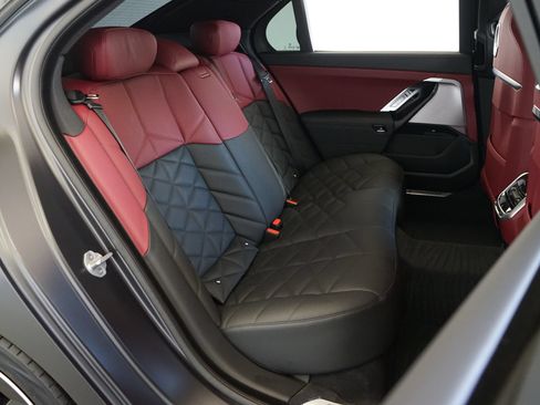 Used 2025 BMW 740i w/ Premium Package RWD image 20