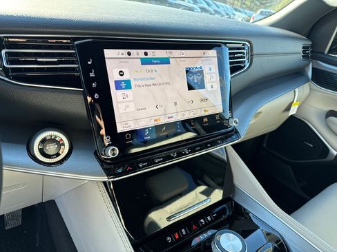 New 2026 Jeep Grand Wagoneer L image 24