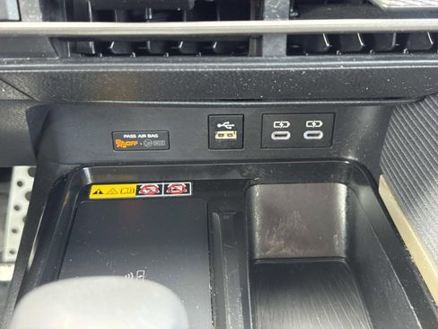 Used 2025 Toyota Camry SE image 12