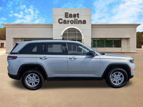 Certified 2024 Jeep Grand Cherokee Laredo RWD image 2