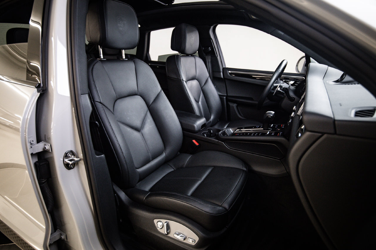 Certified 2025 Porsche Macan AWD/4WD image 28