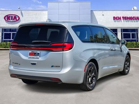 Used 2022 Chrysler Pacifica Touring-L w/ S Appearance Package FWD image 4