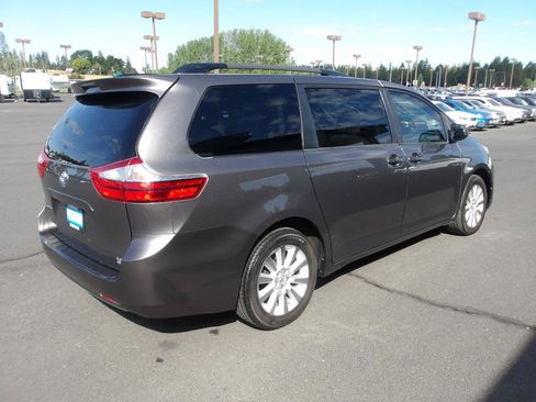 Used 2015 Toyota Sienna LE AWD/4WD image 5