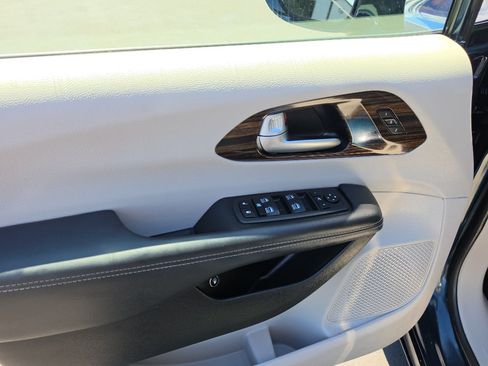 Used 2023 Chrysler Pacifica Limited FWD image 12