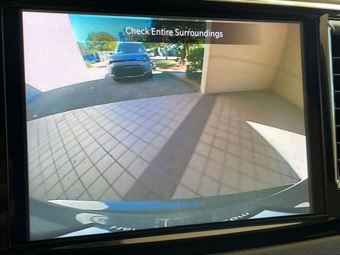 Used 2025 Chrysler Pacifica Select image 17
