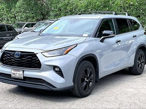 Used 2024 Toyota Highlander LE FWD image 3