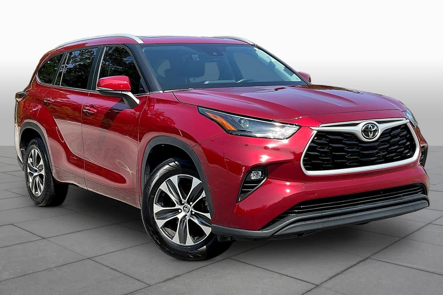 Used 2023 Toyota Highlander XLE FWD image 3