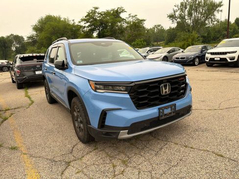 Used 2025 Honda Pilot TrailSport image 3