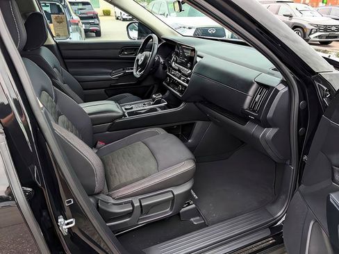 Used 2025 Nissan Pathfinder SV AWD/4WD image 44