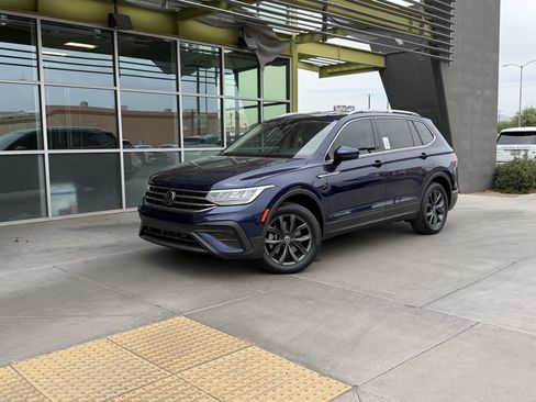 Used 2022 Volkswagen Tiguan SE FWD image 1