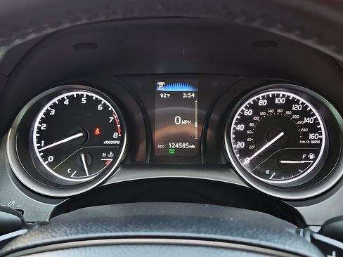 Used 2022 Toyota Camry SE FWD image 18