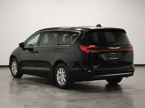 Used 2024 Chrysler Pacifica Touring-L FWD image 6