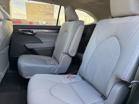 New 2026 Toyota Highlander Platinum image 7