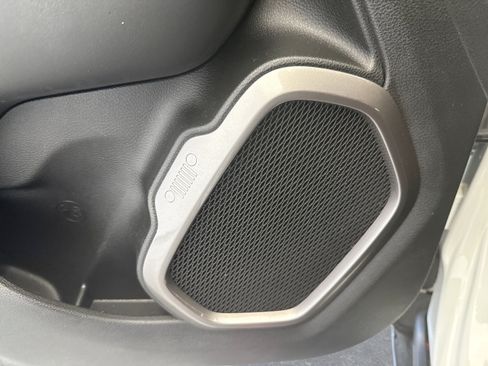 Used 2023 Jeep Renegade Latitude AWD/4WD image 17