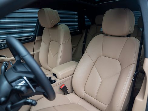 Certified 2026 Porsche Macan AWD/4WD image 5