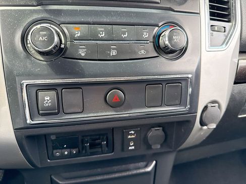 Used 2017 Nissan Titan SV image 18