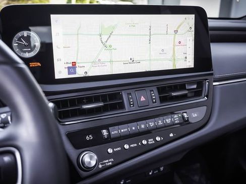 Used 2025 Lexus ES 300h w/ Premium Package image 15